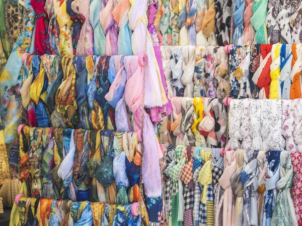 Renkli eşarp satışı