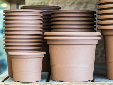 Plastik kaplar biri diğerinin içine yığılmış