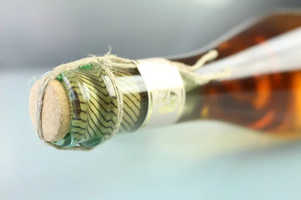 gül şarabı ile bir şarap şişesi boyun closeup