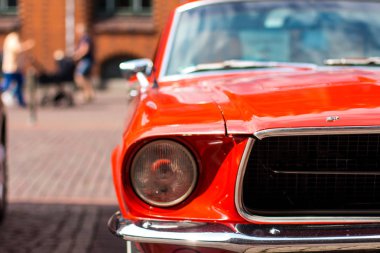 Hannover, Ge şehir merkezinde park edilmiş kırmızı klasik Mustang'in yakın çekimi