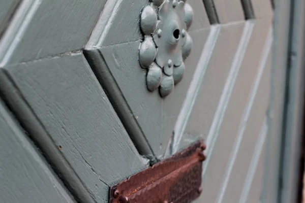 Pirinç ile antik ahşap kapı ayrıntılı yakın çekim