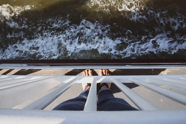 bir feribot üzerinde duran