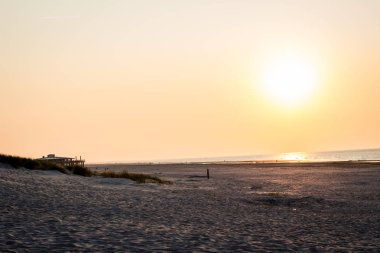 Sahilde gün batımı, Wadden Denizi, Yazın Kuzey Denizi