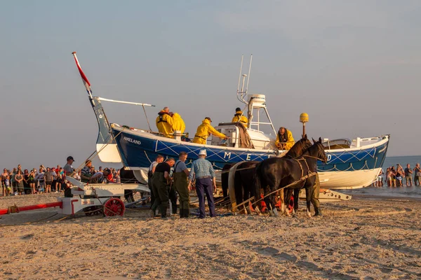 Hollum, Ameland plajda Paardereddingsboat sunumu,