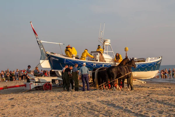 Paardereddingsboat presentación en la playa en Hollum, Ameland , Fotos de stock libres de derechos