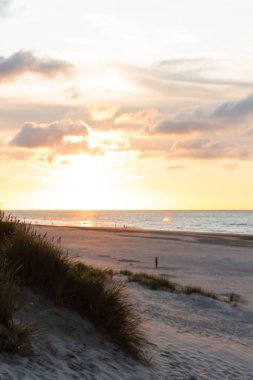 Sahilde gün batımı, Wadden Denizi, Yazın Kuzey Denizi