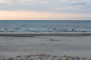 Sahilde su manzarası