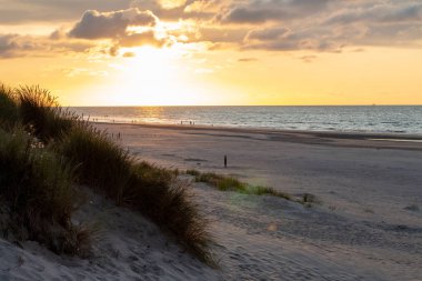Sahilde gün batımı, Wadden Denizi, Yazın Kuzey Denizi