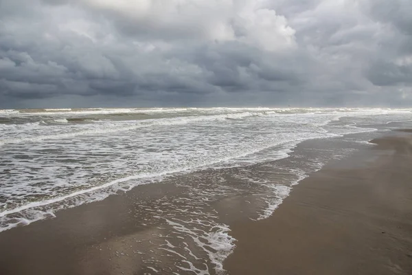Een stormachtige dag op het strand — Stockfoto