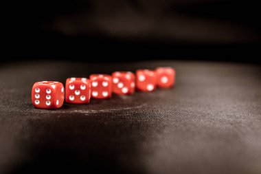 Bir satırda kırmızı zarlar