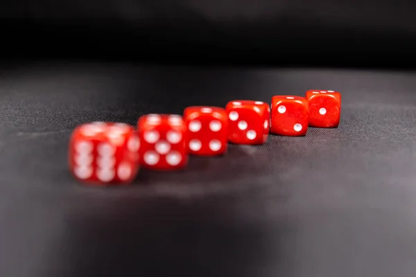 Bir satırda kırmızı zarlar