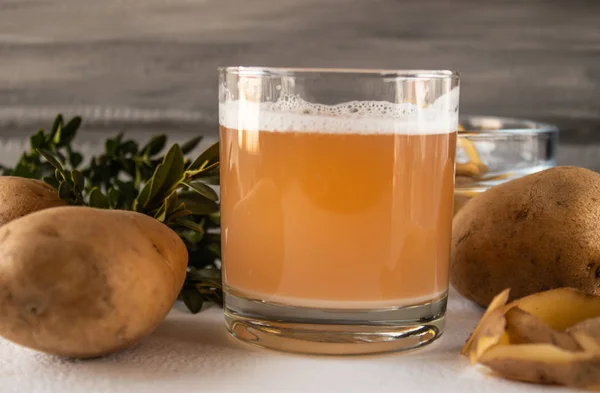 Patates suyuyla. Beyaz bir arka plan üzerinde patates.