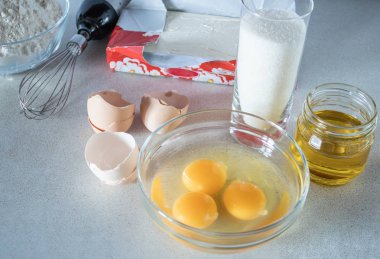 Şeker ile bir cam kasede yumurta.