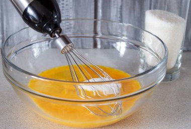 Şeker ile bir cam kasede yumurta.