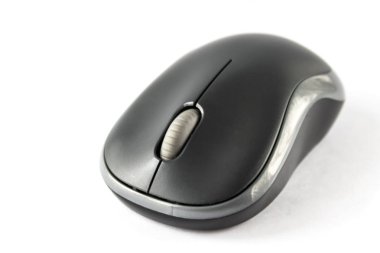 Beyaz arka plan yakın çekim bilgisayarda için siyah mouse.
