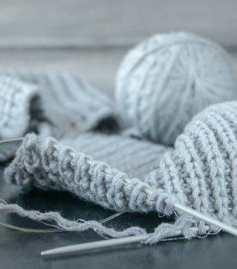 Siyah bir zemin üzerine örme ürünleri.