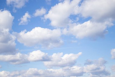 Mavi gökyüzünde beyaz hava bulutları.