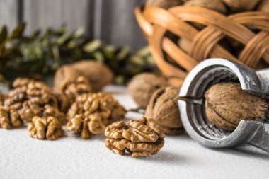 Yakınındaki beyaz bir arka plan üzerinde bütün fındık ceviz taneleri.