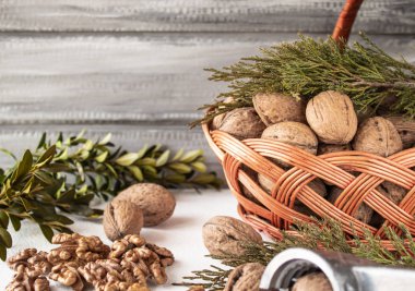 Deli ve soyulmuş ceviz badem sepet yakın:.