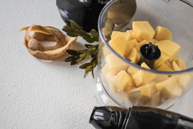 Soyulmuş patates ve doğranmış. Pişirme.