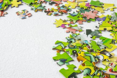 Bulmacalar değil yakın çekim ile masa lambası dağılmış. Çocuklar ve yetişkinler için eğitici bir oyun. Kopya alanı.