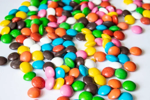 Des bonbons ronds et multicolores. Gros plan de bonbons sur un fond blanc. — Photo