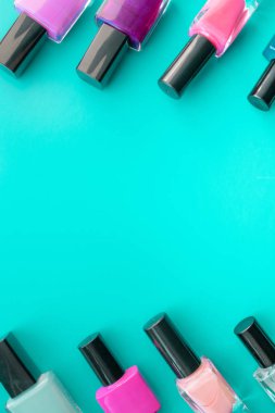 Tırnak cilası şişeleri. Parlak tırnak bir grup yeşil arka planda parlatır. Ortasında boş alan ile.