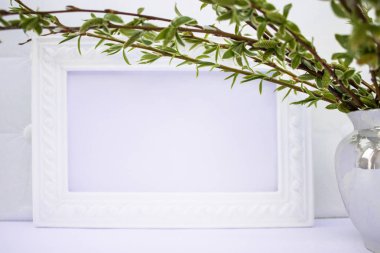 Pembe bir arka planda yeşil söğüt dalları ile beyaz çerçeve. Metniniz için alanın ortasına Kopyala.