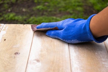 adam boya ve taşlama eller için yüzey hazırlar.