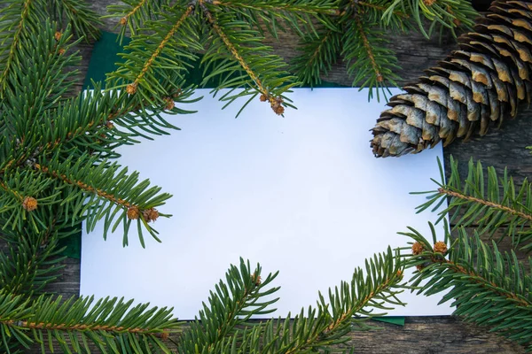 Rami verdi di un albero di Natale e coni sullo sfondo di vecchie tavole di legno. Vista dall'alto con spazio di copia — Foto Stock