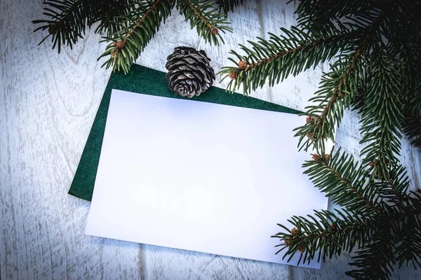 Rami verdi di un albero di Natale e coni sullo sfondo di assi bianche. Posto per testo . — Foto Stock