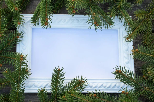 Struttura bianca e rami verdi di un albero di Natale sullo sfondo di assi vecchie, di legno. Vista dall'alto con spazio di copia — Foto Stock