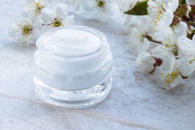 Bahar çiçekleri, kiraz ile doğal yüz kremi.