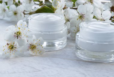 Bahar çiçekleri, kiraz ile doğal yüz kremi.