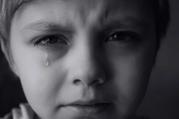 Lágrimas nos olhos de uma criança. Uma lágrima na bochecha do menino . — Fotografia de Stock