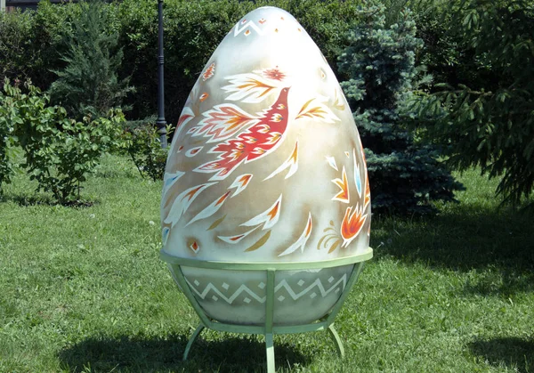 Ovos grandes decorativos estão na rua na grama . — Fotografia de Stock