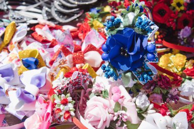 Masada çiçeklerden kadın kafasına kadar rengarenk süslemeler var..