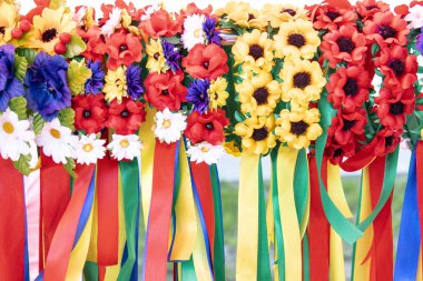 Renkli kurdelelerle farklı renklerde çelenk