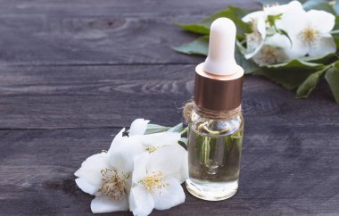 Kozmetik, Masaj aromatik yasemin yağı ile bir şişe.