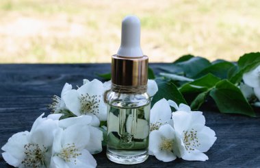 Kozmetik, Masaj aromatik yasemin yağı ile bir şişe.