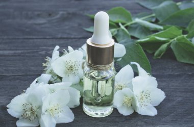 Kozmetik, Masaj aromatik yasemin yağı ile bir şişe.