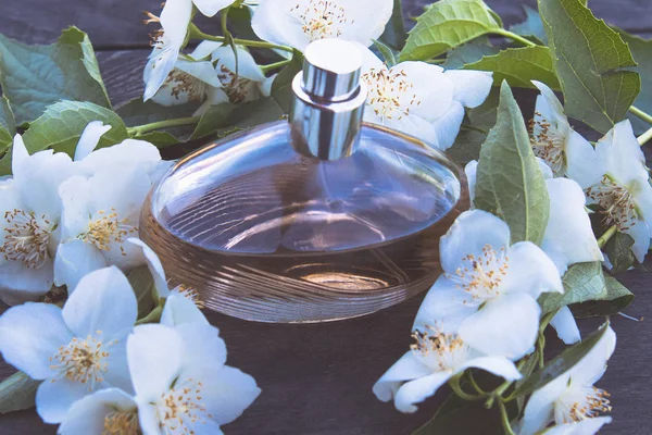 Botella de flores de jazmín sobre fondo de madera. perfume perfumado de jazmín . — Foto de Stock