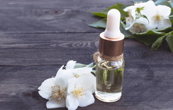 Eine Flasche mit kosmetischem, massierendem aromatischen Jasminöl. — Stockfoto