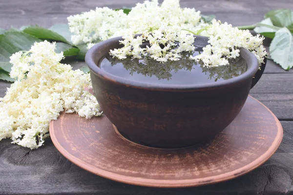 Ένα φλιτζάνι τσάι elderflower με φρέσκα λουλούδια — Φωτογραφία Αρχείου