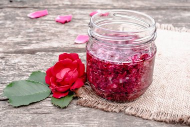 Reçel ahşap bir masa üzerinde yaprakları gül. Çiçek sırı. Sağlıklı gıda.