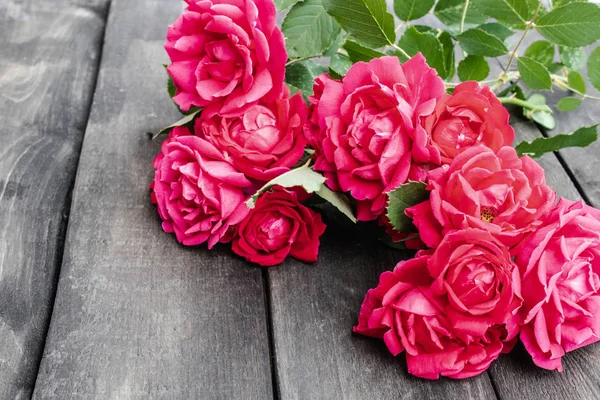 Розы на старой деревянной доске. Рама цветов . — стоковое фото