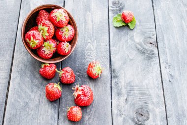 masaya dağılmış olgun kırmızı çilek.