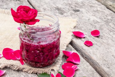 Reçel ahşap bir masa üzerinde yaprakları gül. Çiçek sırı. Sağlıklı gıda.