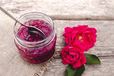 Reçel ahşap bir masa üzerinde yaprakları gül. Çiçek sırı. Sağlıklı gıda.