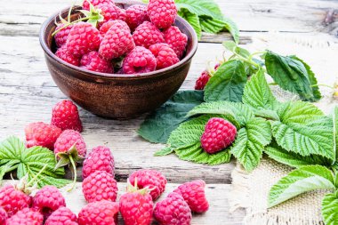 Eski panolarıarka yaprakları ile Taze ahududu. Seçici odaklama.